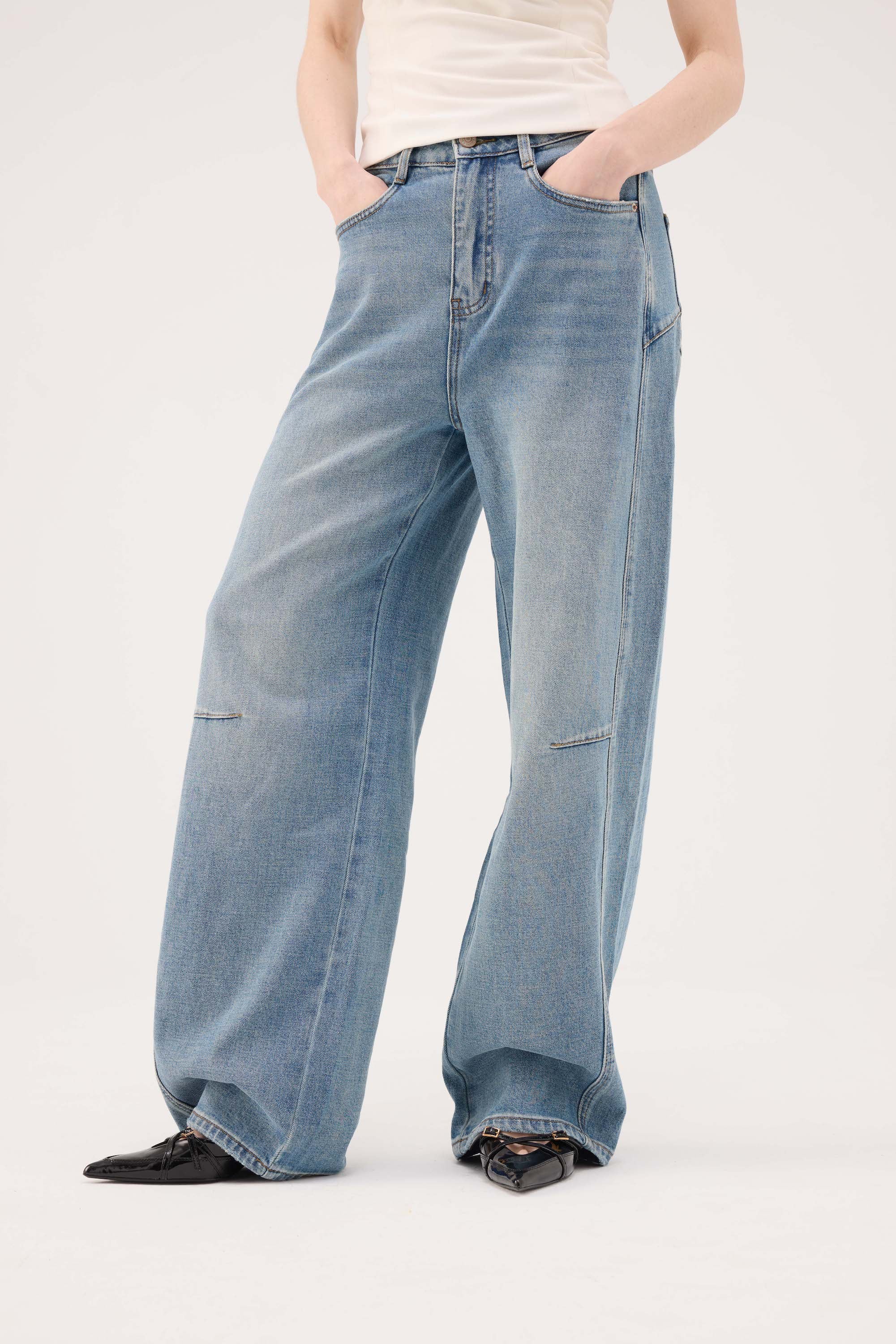 Washed Cocoon-Leg Jeans - Blue