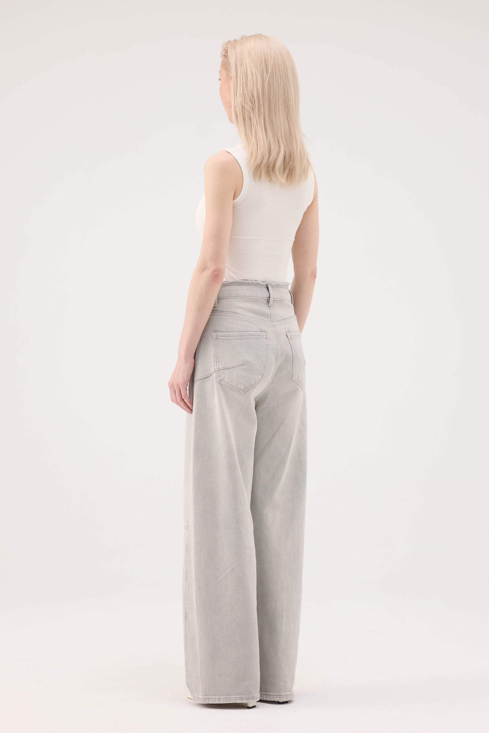 Washed Cocoon-Leg Jeans - Grey