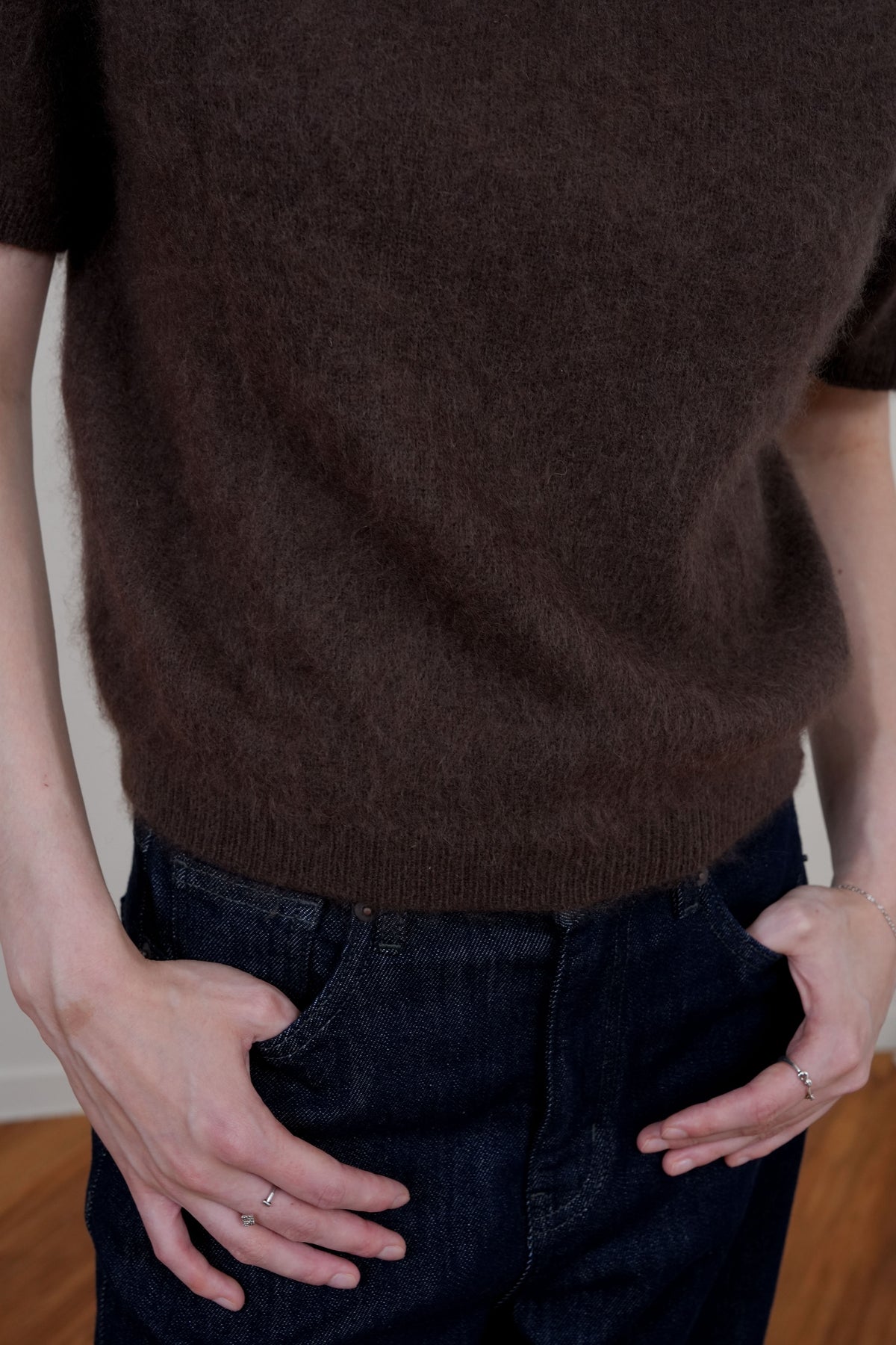 微絨感羊毛蠶絲短袖針織衫深咖色衣身與羅紋下擺特寫