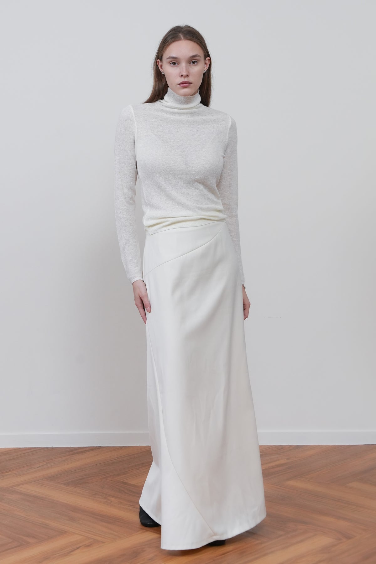 模特兒穿著立體織紋羊毛高領針織上衣奶白色,正面全身站姿