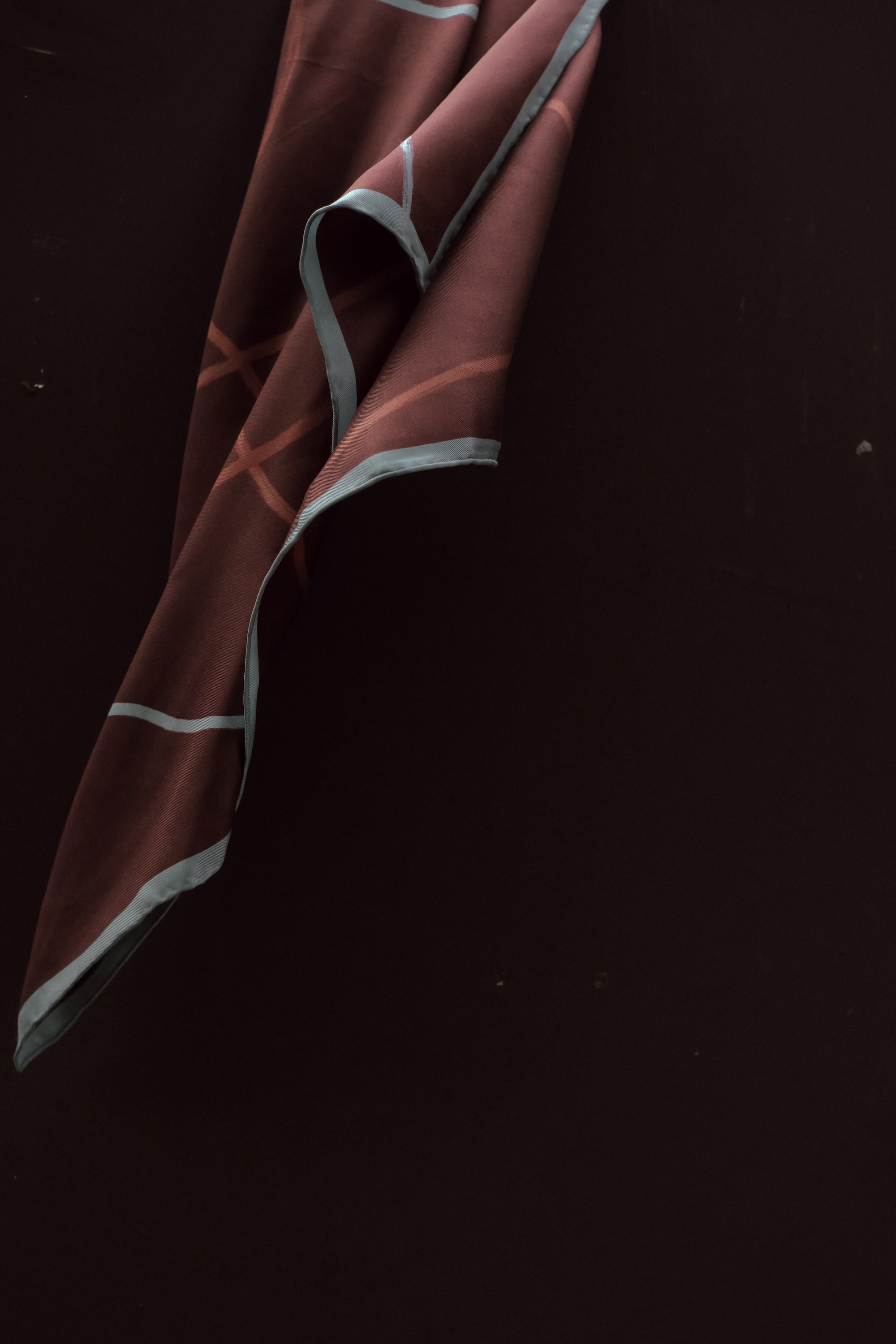 Square scarf in Silk twill - Drawn —— Between the Lines