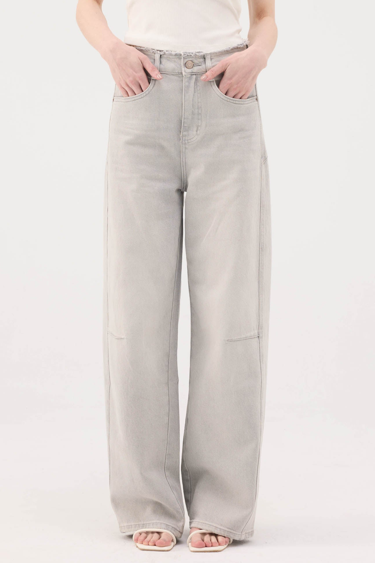 Washed Cocoon-Leg Jeans - Grey